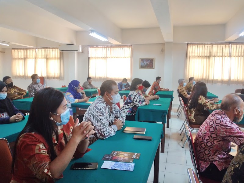 Akademi Farmasi Nasional yang ada di Kota Surakarta