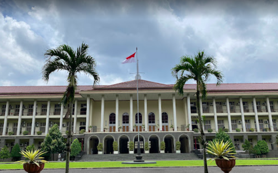 mengenal universitas gadja mada